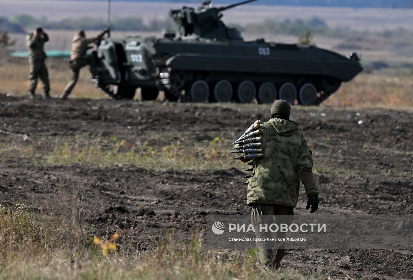 Подготовка экипажей БТР и БМП на полигоне в тыловом районе СВО