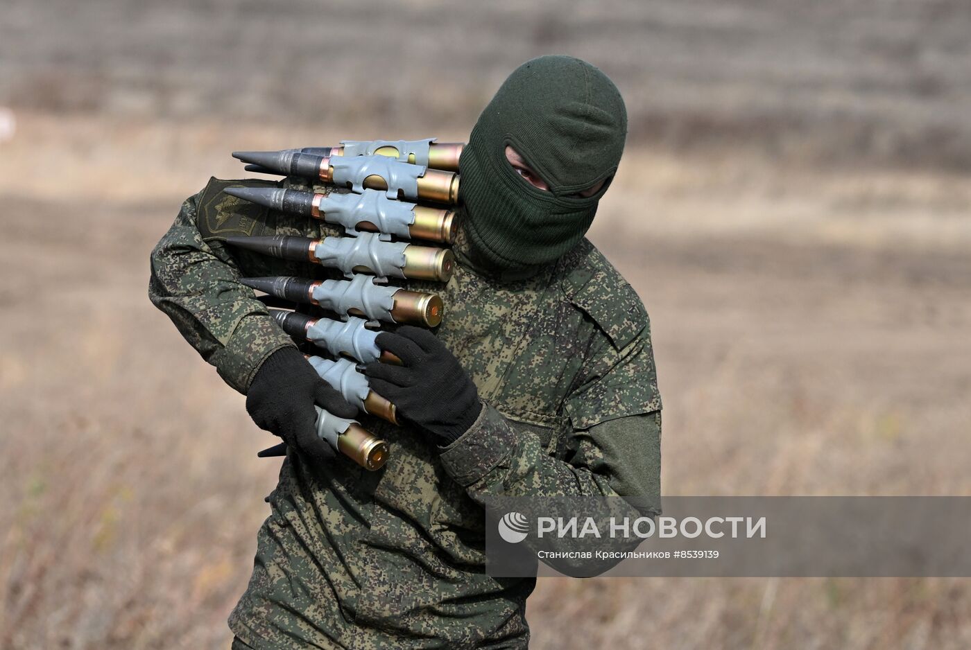 Подготовка экипажей БТР и БМП на полигоне в тыловом районе СВО