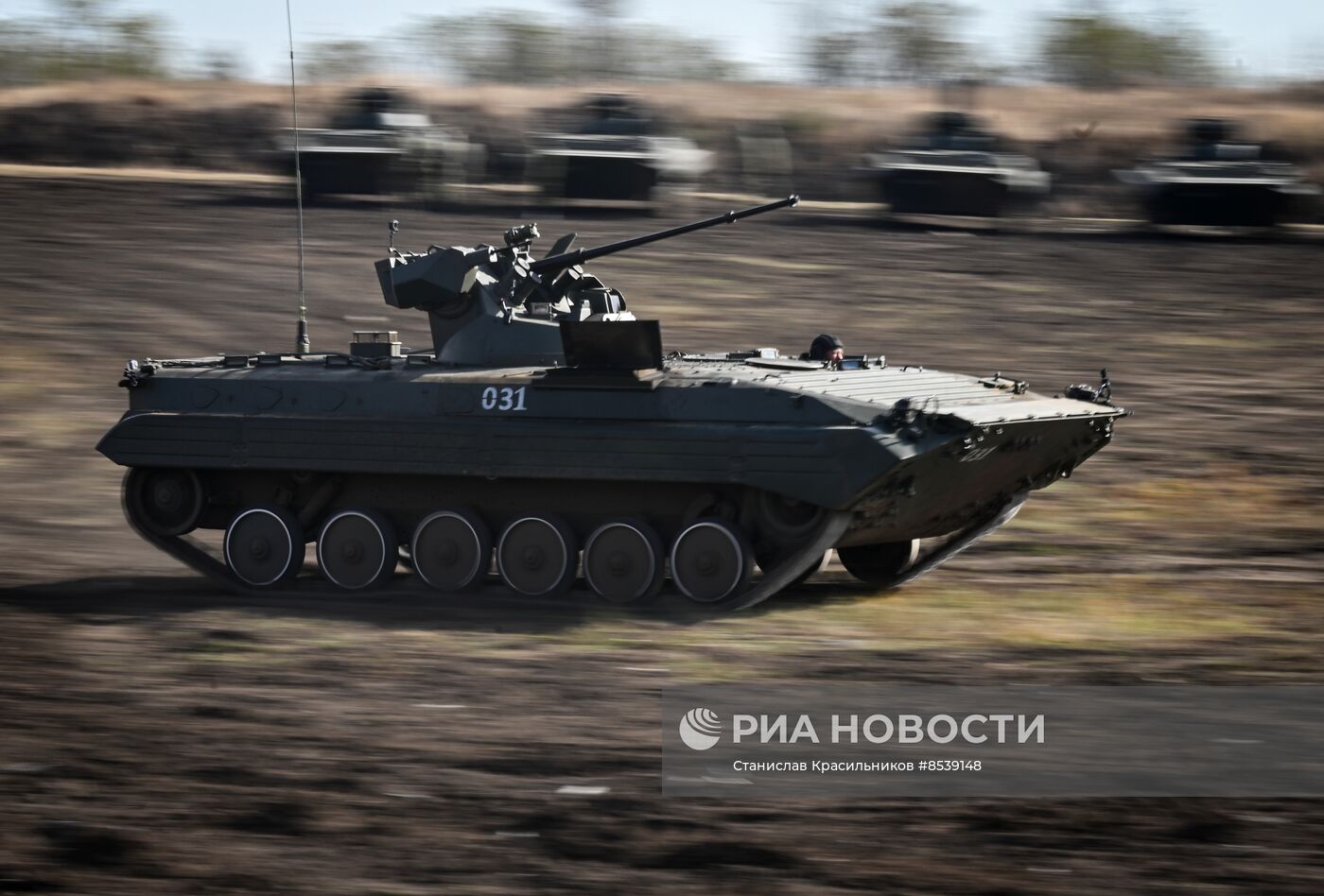 Подготовка экипажей БТР и БМП на полигоне в тыловом районе СВО