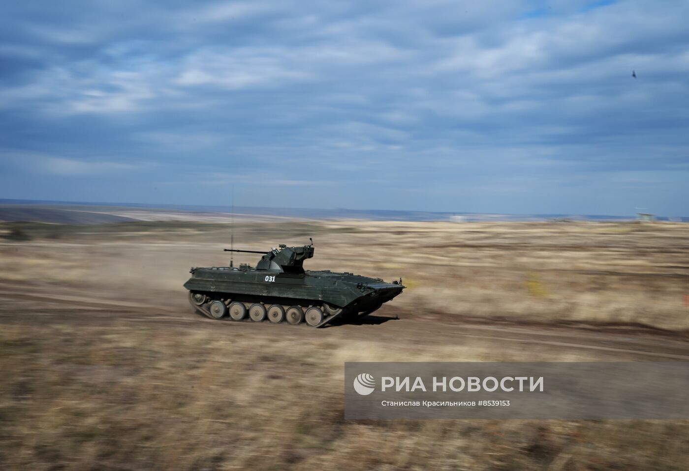 Подготовка экипажей БТР и БМП на полигоне в тыловом районе СВО