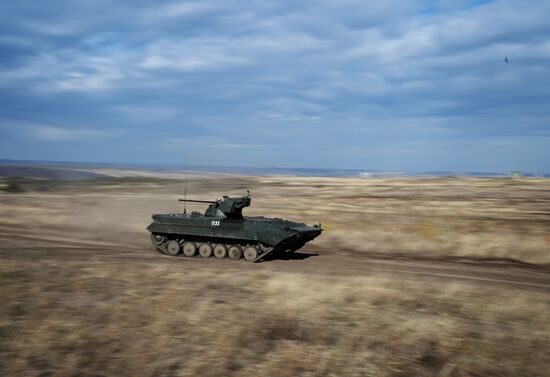 Подготовка экипажей БТР и БМП на полигоне в тыловом районе СВО