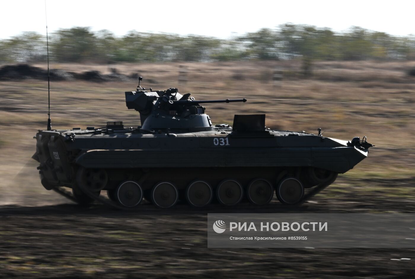 Подготовка экипажей БТР и БМП на полигоне в тыловом районе СВО