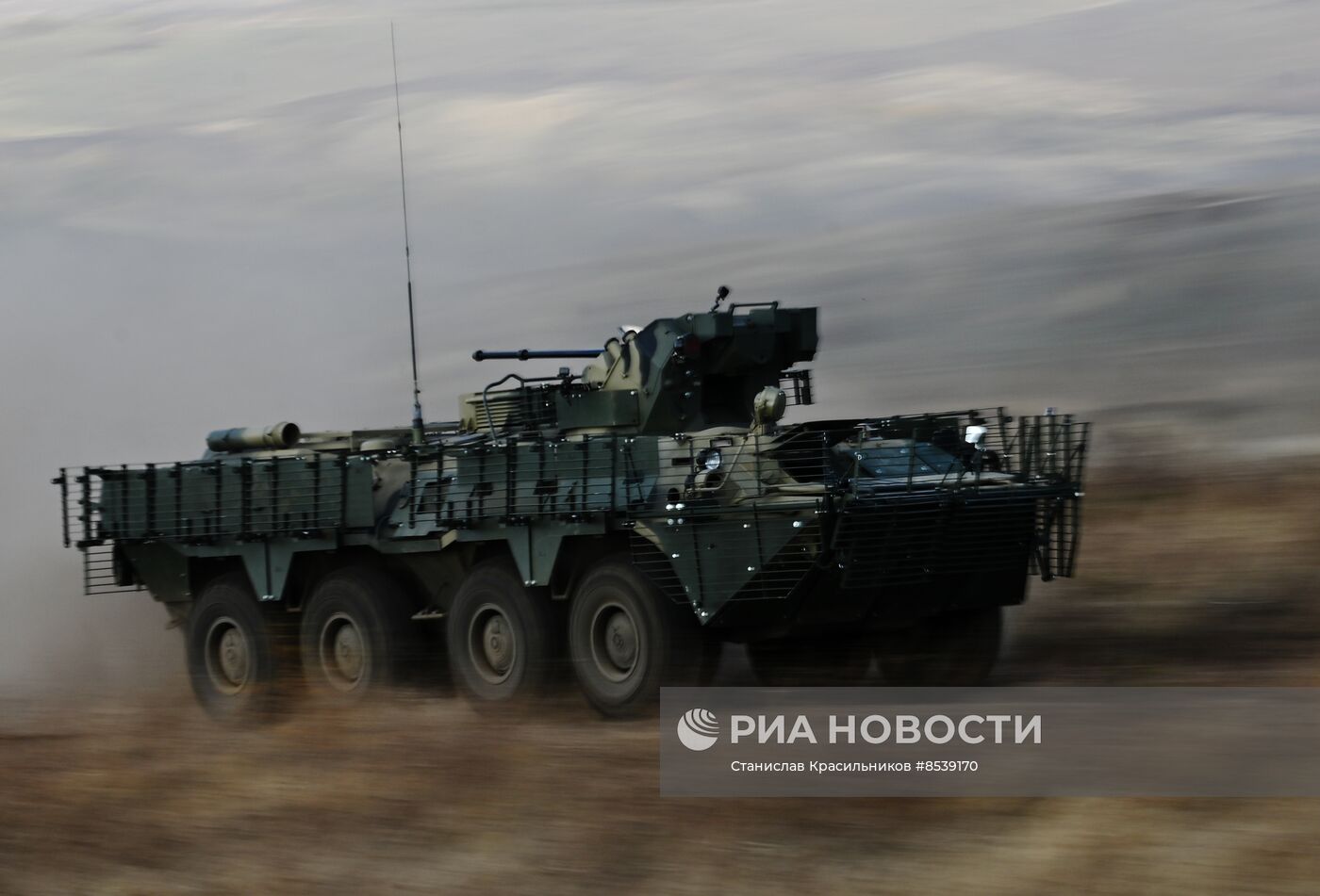 Подготовка экипажей БТР и БМП на полигоне в тыловом районе СВО