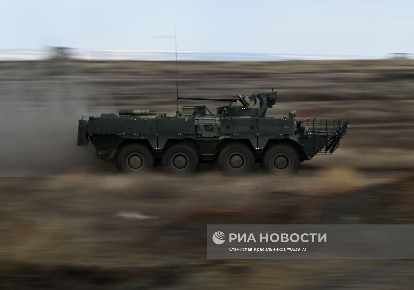 Подготовка экипажей БТР и БМП на полигоне в тыловом районе СВО