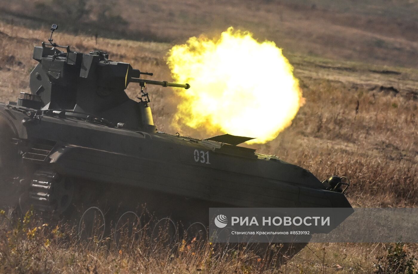 Подготовка экипажей БТР и БМП на полигоне в тыловом районе СВО