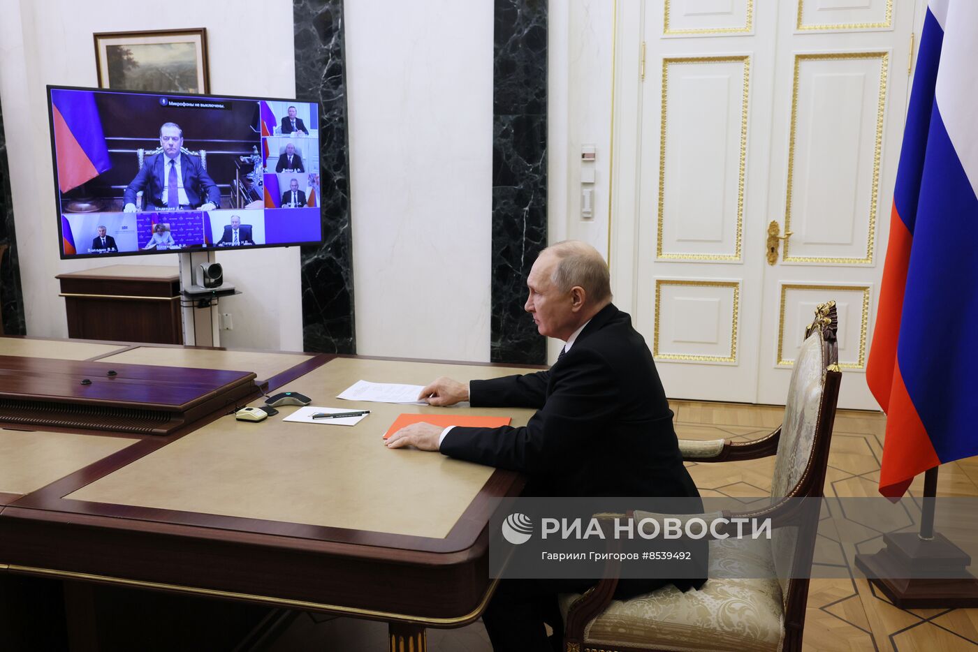 Президент РФ В. Путин провел совещание Совбеза РФ