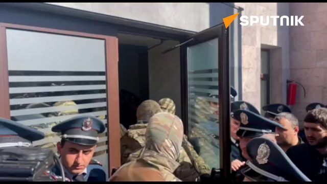 У представительства Нагорного Карабаха в Ереване появились сотрудники Спецназа