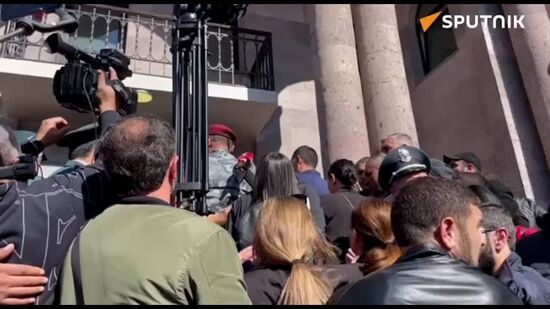 Протестующие переселенцы ворвались в здание карабахского представительства в Ереване