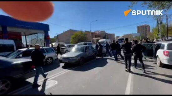 Протестующие у представительства НК в Ереване напали на брата Шахраманяна