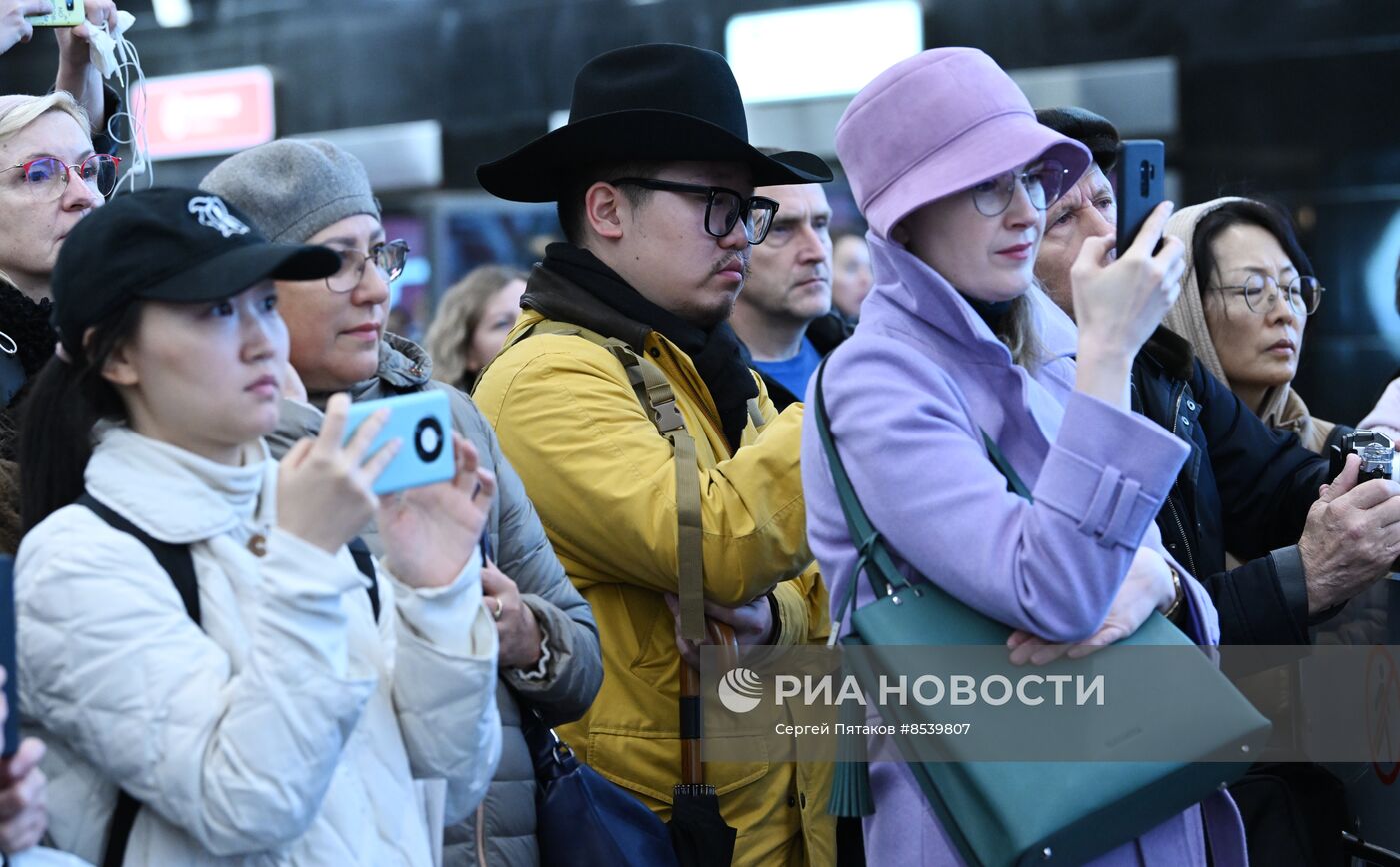 Презентация спектакля "Человек-амфибия" в московском метро 