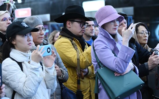 Презентация спектакля "Человек-амфибия" в московском метро 