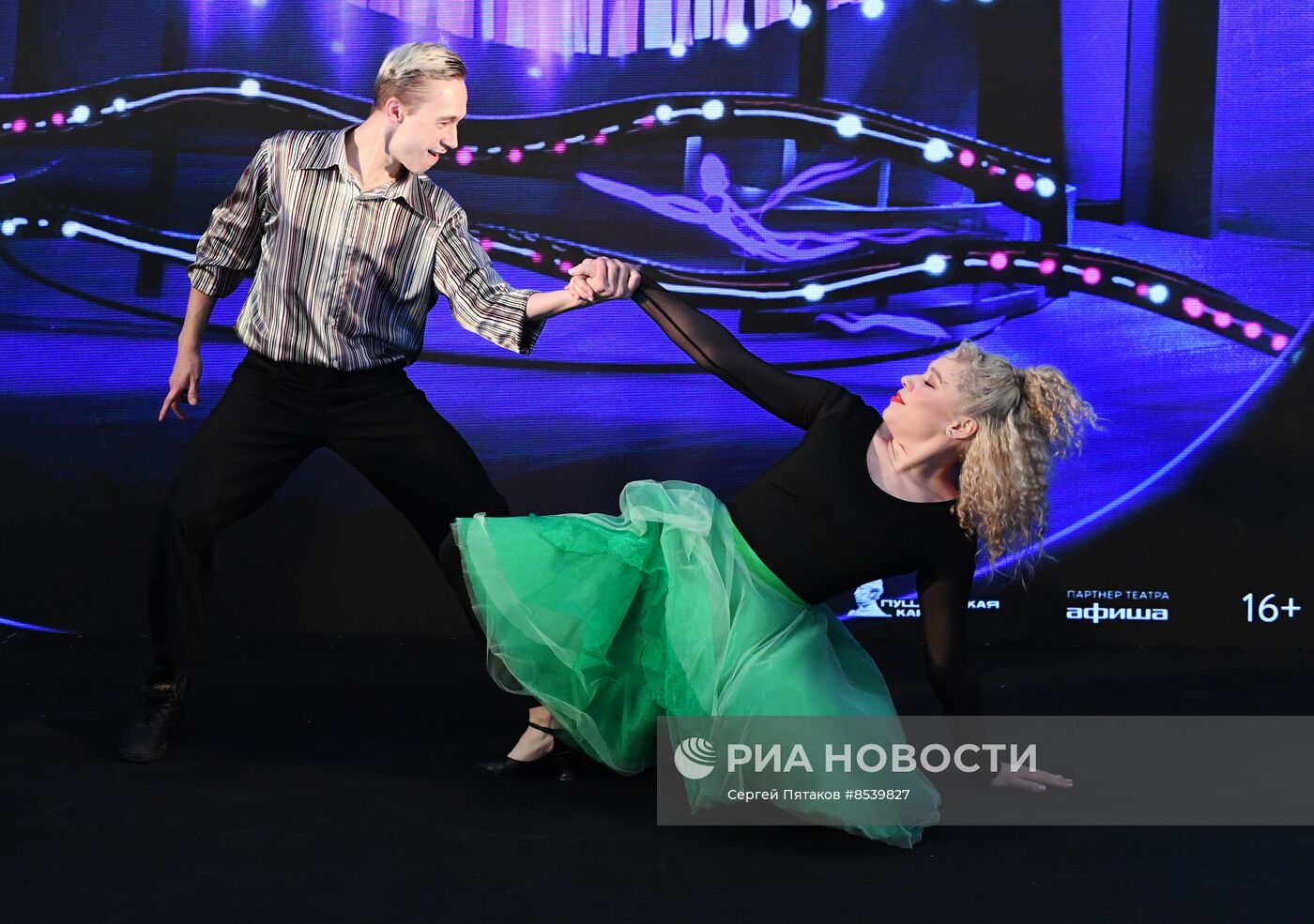 Презентация спектакля "Человек-амфибия" в московском метро 