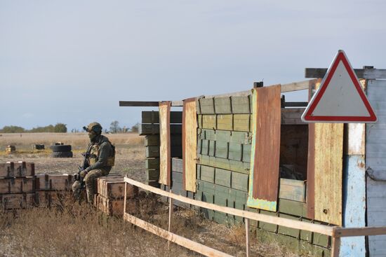 Подготовка подразделений отдельной казачьей бригады "Днепр" на полигоне в Запорожской области
