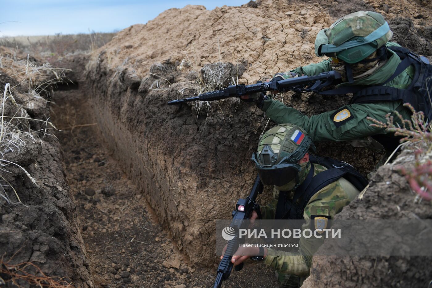 Подготовка подразделений отдельной казачьей бригады "Днепр" на полигоне в Запорожской области