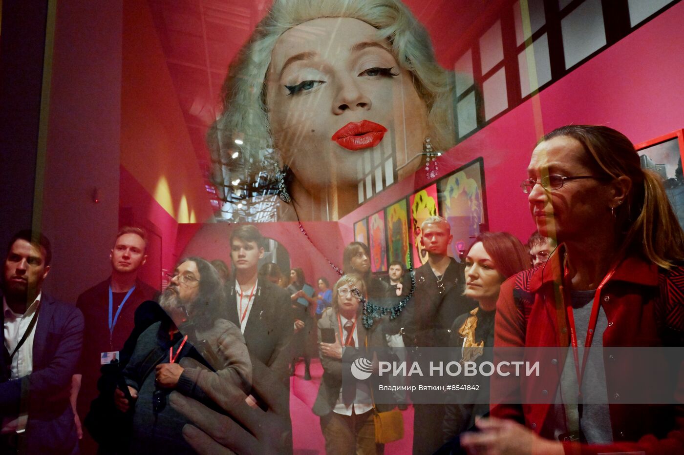 Выставка "Тинькофф Город: Энди Уорхол и русское искусство"