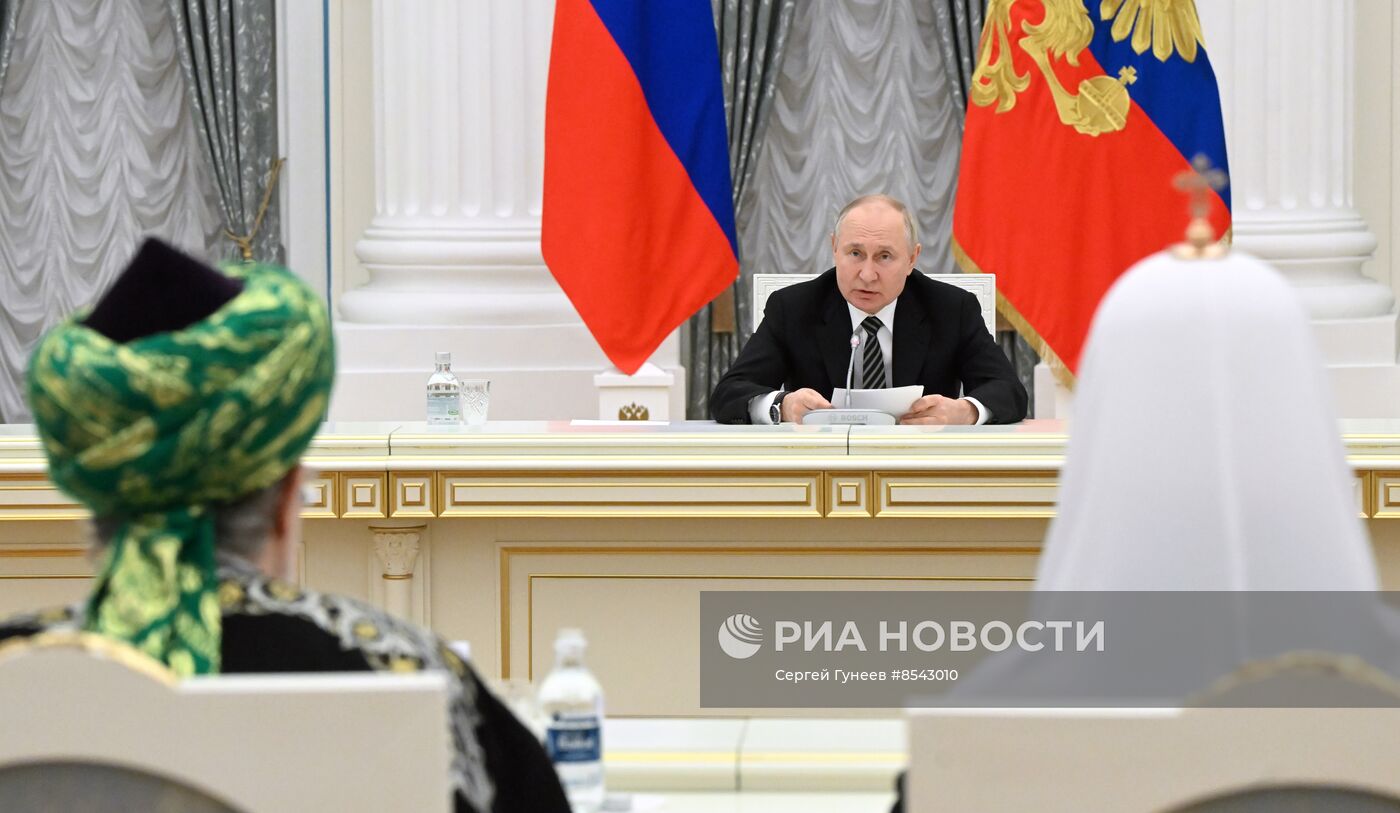 Президент РФ В. Путин провёл встречу с представителями религиозных конфессий России