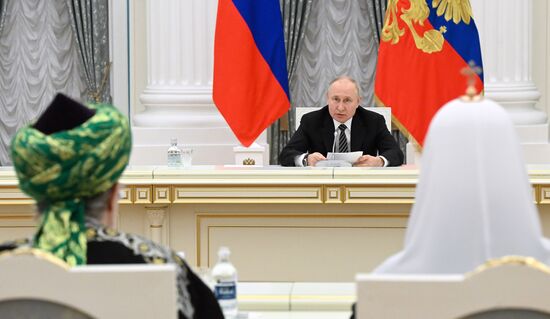 Президент РФ В. Путин провёл встречу с представителями религиозных конфессий России