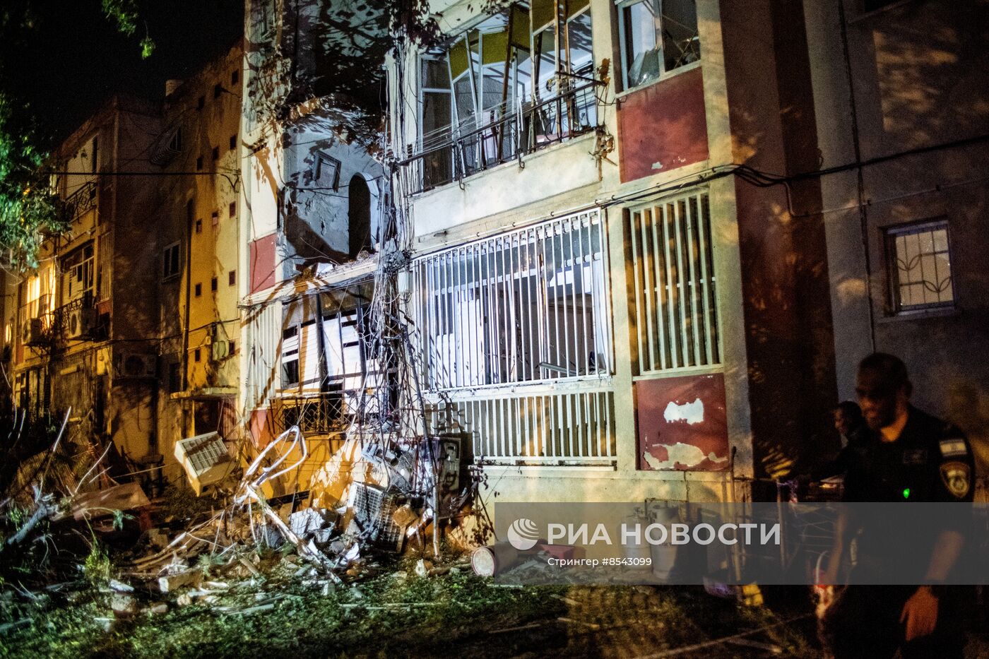 Последствия ракетного обстрела города Ришон-ле-Цион в центре Израиля