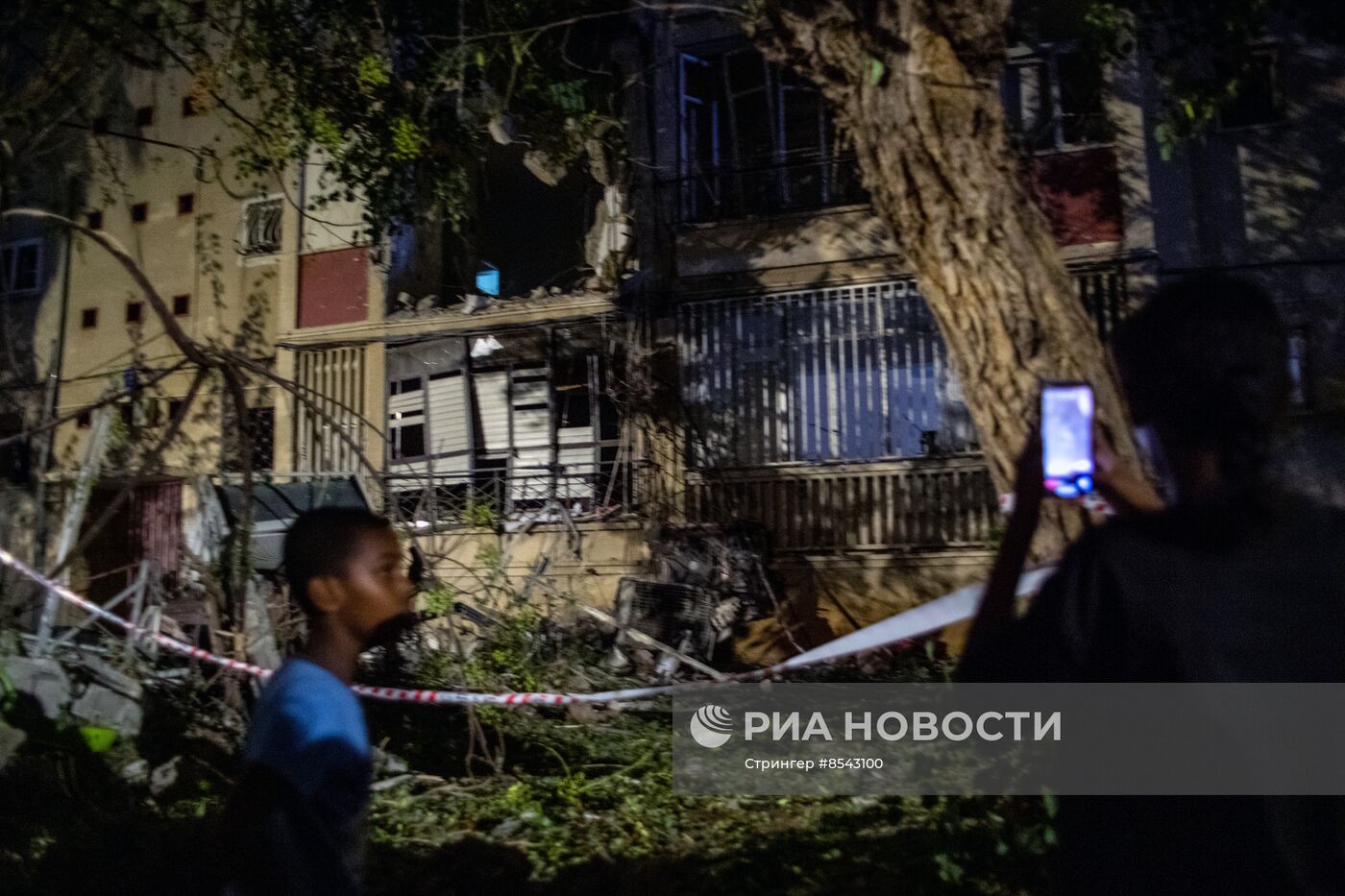 Последствия ракетного обстрела города Ришон-ле-Цион в центре Израиля