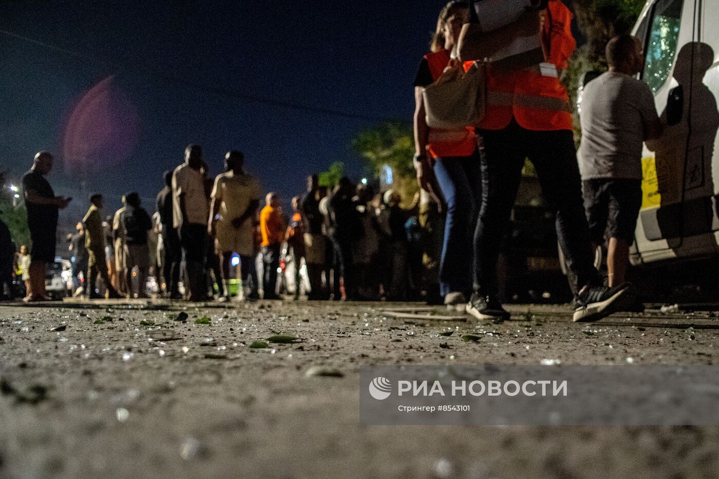Последствия ракетного обстрела города Ришон-ле-Цион в центре Израиля