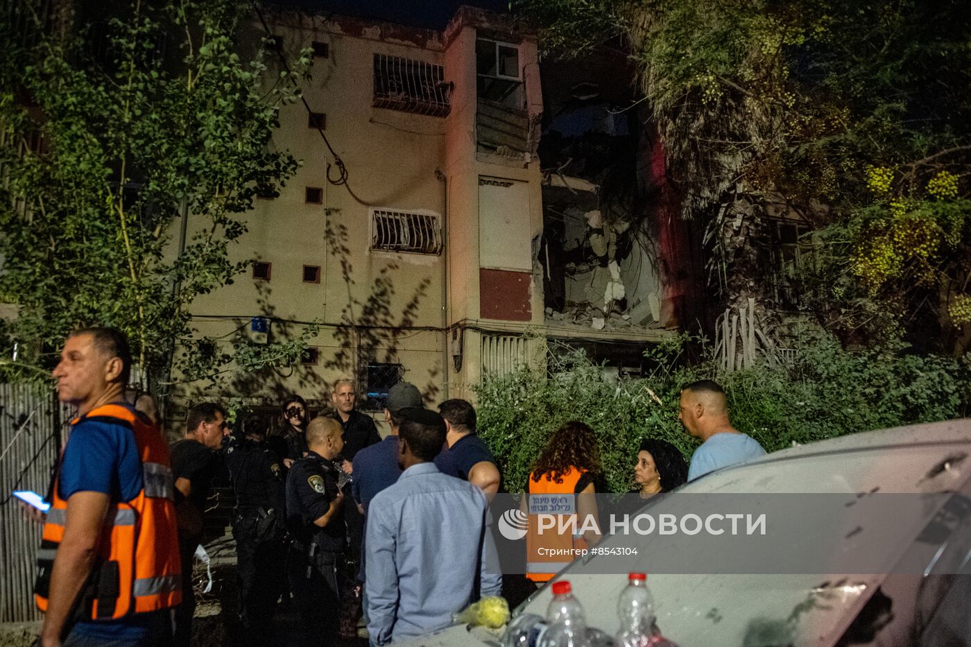 Последствия ракетного обстрела города Ришон-ле-Цион в центре Израиля