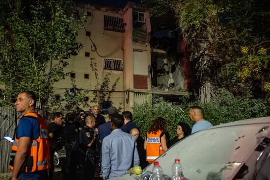 Последствия ракетного обстрела города Ришон-ле-Цион в центре Израиля