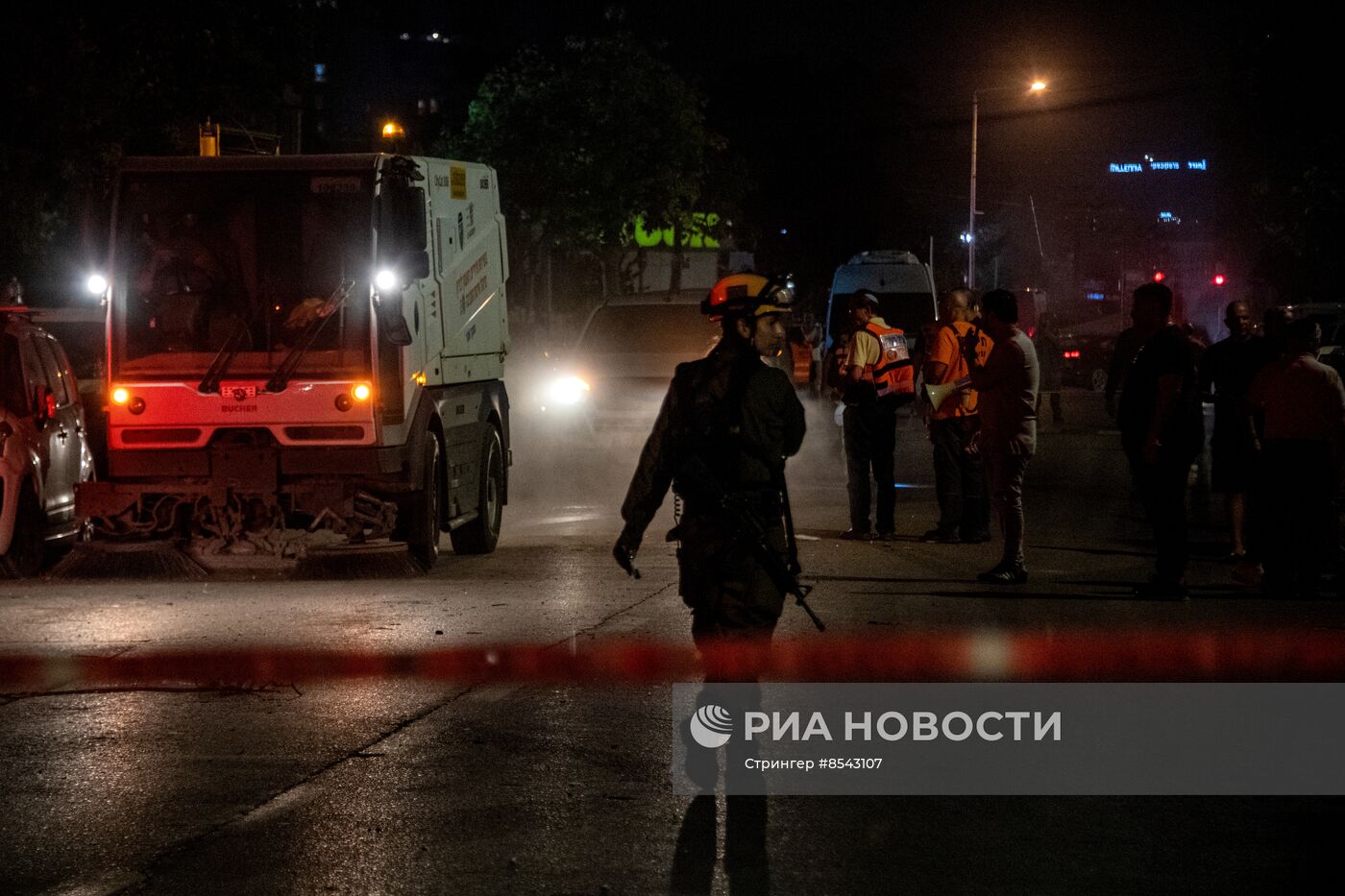 Последствия ракетного обстрела города Ришон-ле-Цион в центре Израиля