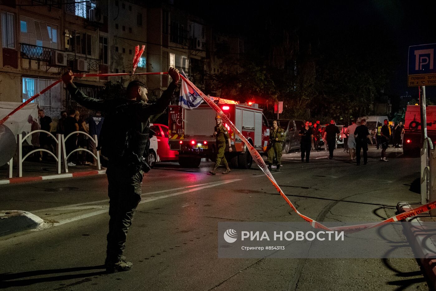 Последствия ракетного обстрела города Ришон-ле-Цион в центре Израиля