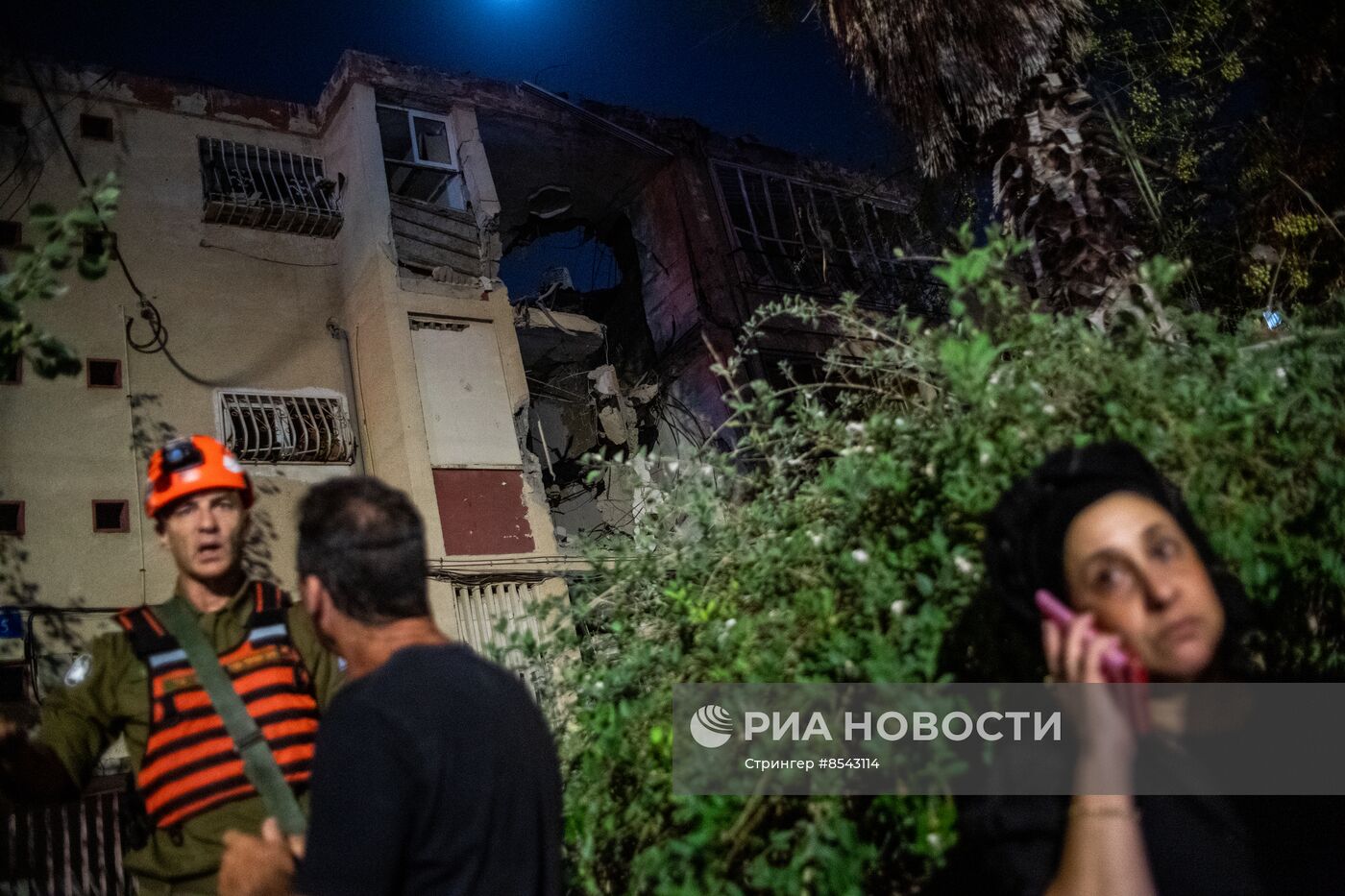 Последствия ракетного обстрела города Ришон-ле-Цион в центре Израиля