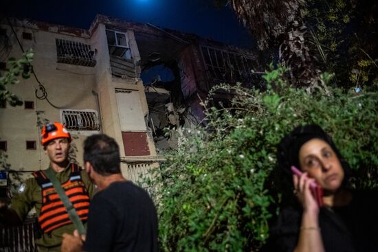 Последствия ракетного обстрела города Ришон-ле-Цион в центре Израиля