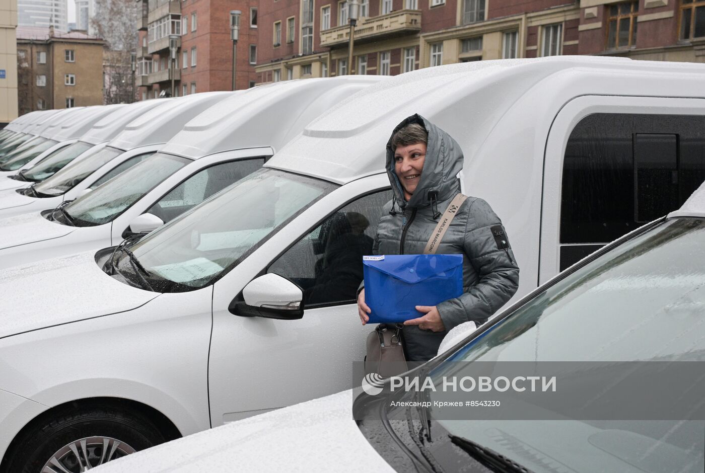 Вручение ключей от новых автомобилей многодетным семьям в Новосибирской области