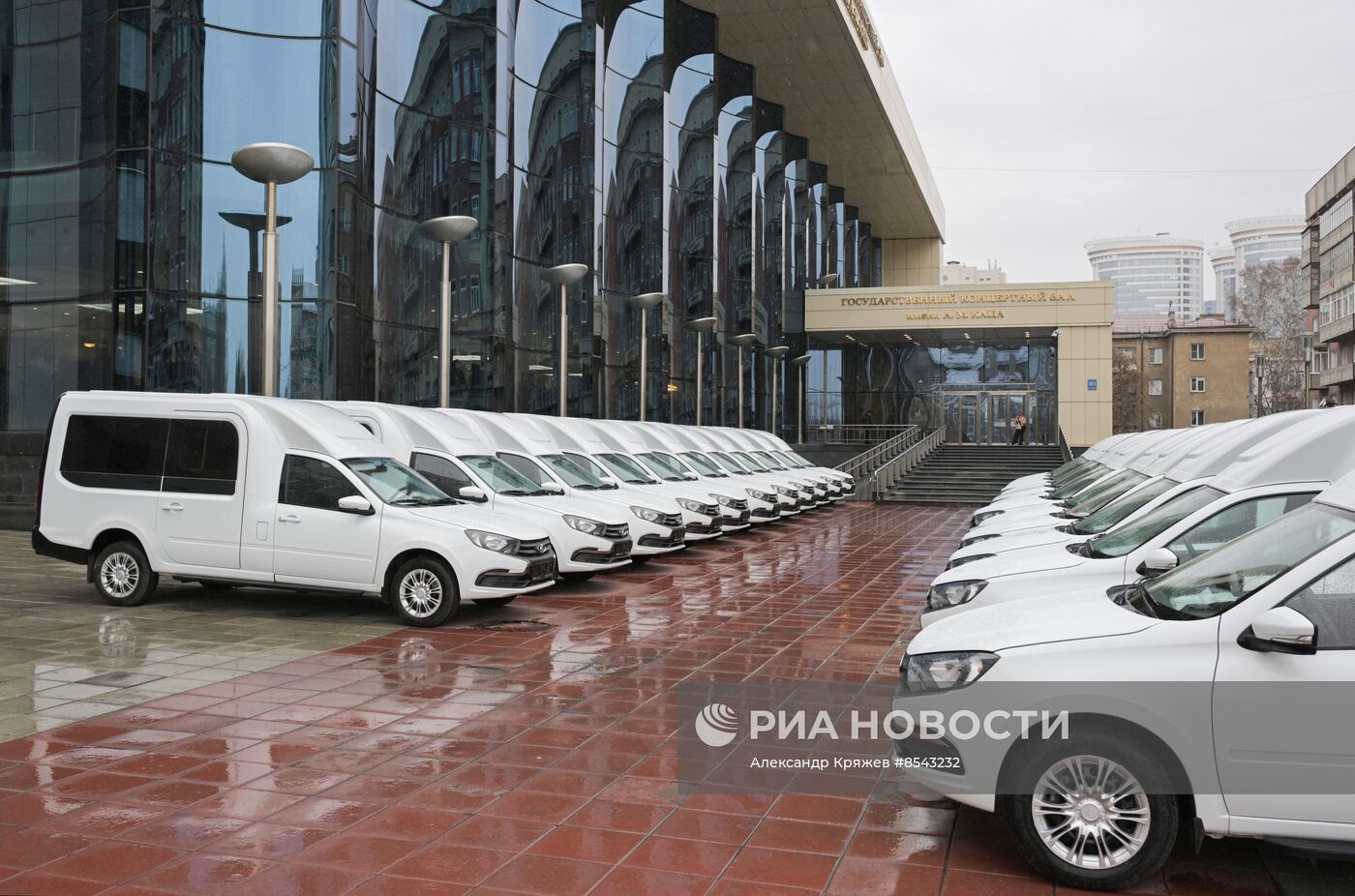 Вручение ключей от новых автомобилей многодетным семьям в Новосибирской  области | РИА Новости Медиабанк