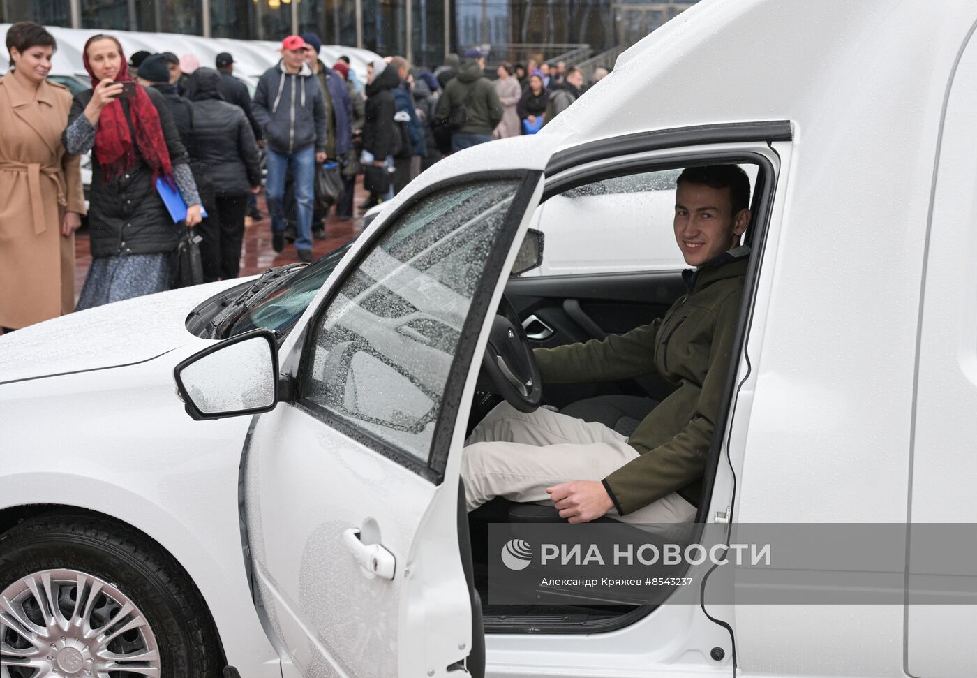 Вручение ключей от новых автомобилей многодетным семьям в Новосибирской области