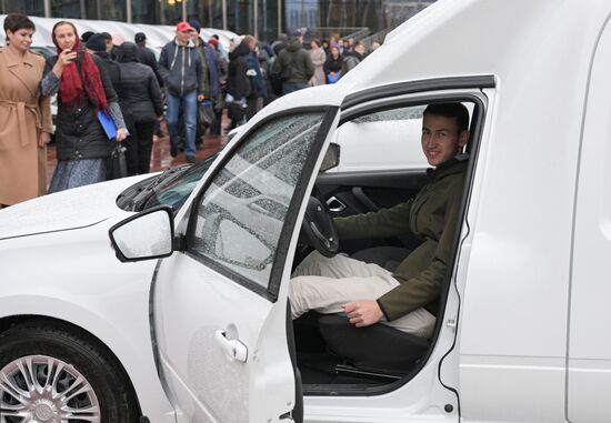 Вручение ключей от новых автомобилей многодетным семьям в Новосибирской области