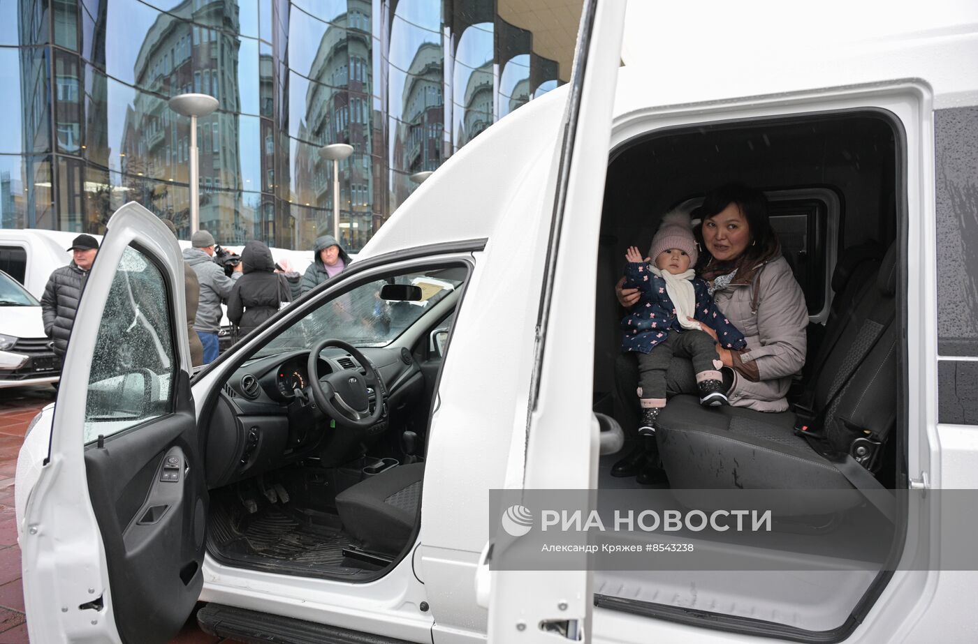 Вручение ключей от новых автомобилей многодетным семьям в Новосибирской области