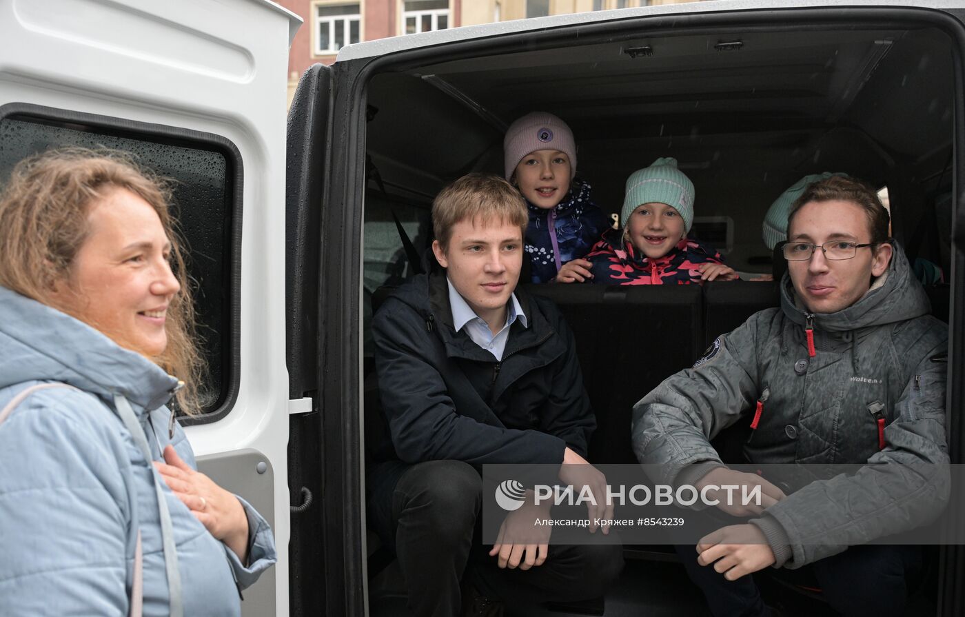 Вручение ключей от новых автомобилей многодетным семьям в Новосибирской области