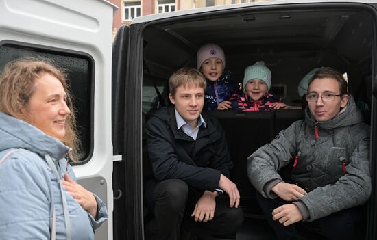 Вручение ключей от новых автомобилей многодетным семьям в Новосибирской области