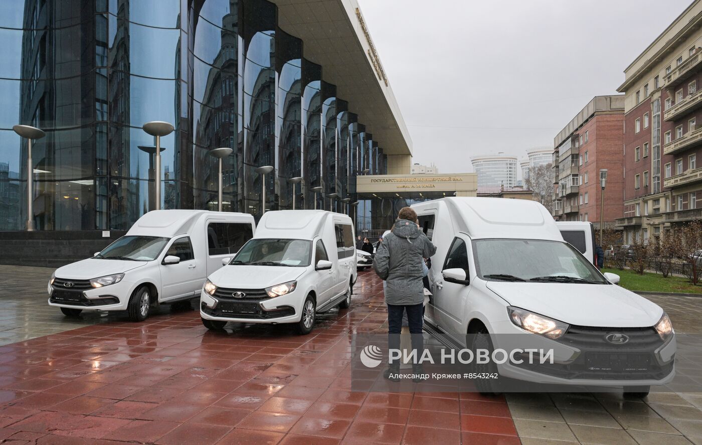 Вручение ключей от новых автомобилей многодетным семьям в Новосибирской области