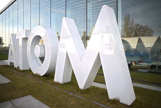 Стела перед павильоном "Атом" на ВДНХ. Место: Россия, Москва. Автор: Владимир Астапкович/РИА Новости. Павильон "Атом" на ВДНХ