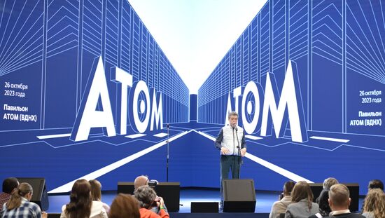 Директор департамента коммуникаций госкорпорации "Росатом" Андрей Черемисинов выступает в павильоне "Атом" на ВДНХ. Место: Россия, Москва. Автор: Владимир Астапкович/РИА Новости. Павильон "Атом" на ВДНХ