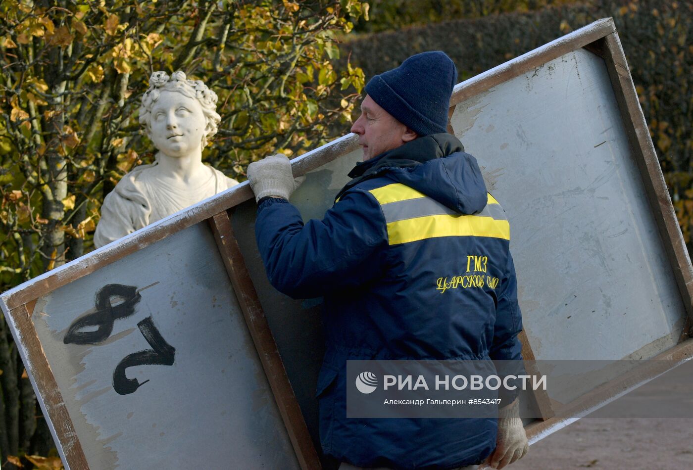 Подготовка к зиме скульптур в парке "Царское село"