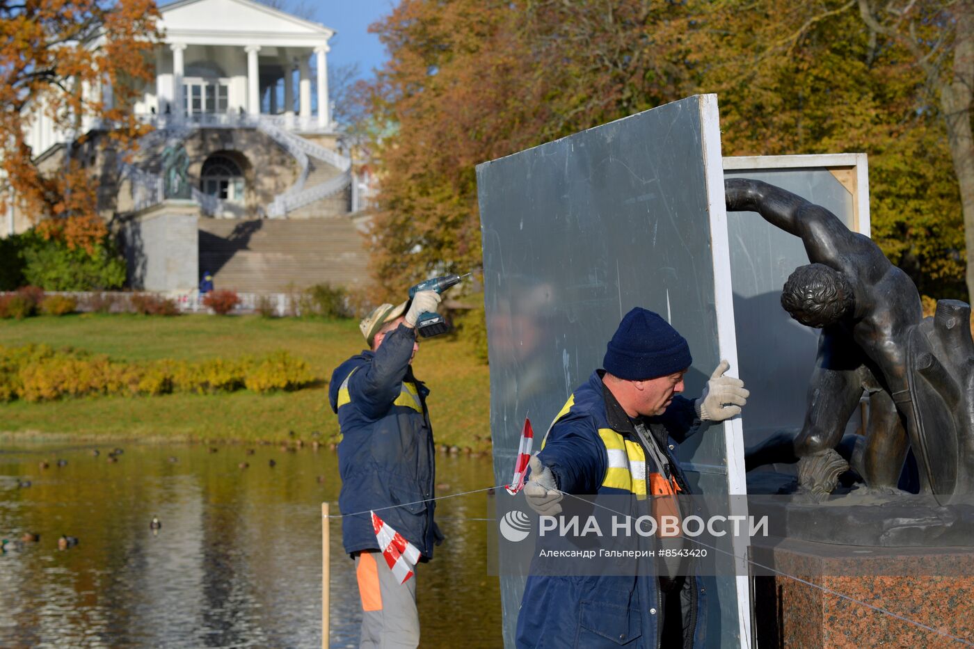 Подготовка к зиме скульптур в парке "Царское село"