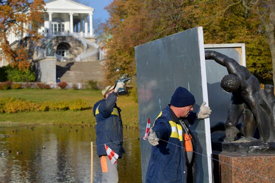 Подготовка к зиме скульптур в парке "Царское село"