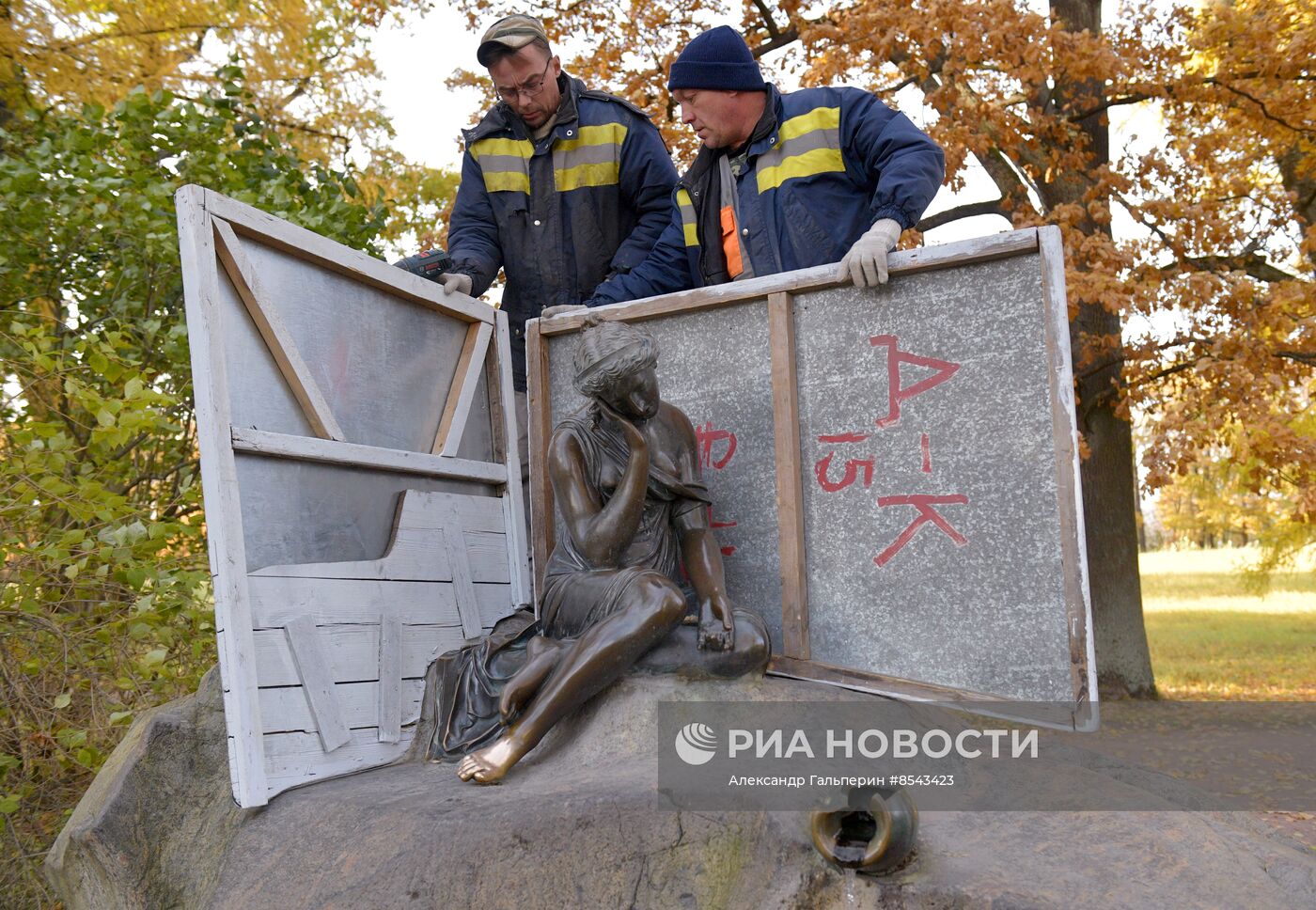 Подготовка к зиме скульптур в парке "Царское село"