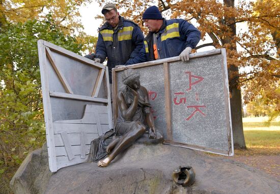 Подготовка к зиме скульптур в парке "Царское село"