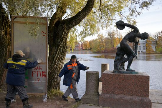 Подготовка к зиме скульптур в парке "Царское село"