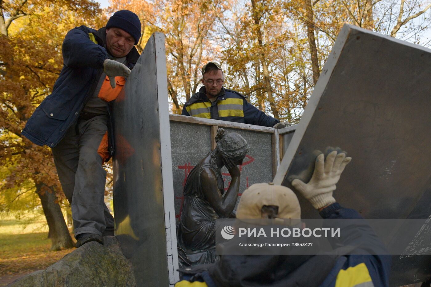 Подготовка к зиме скульптур в парке "Царское село"