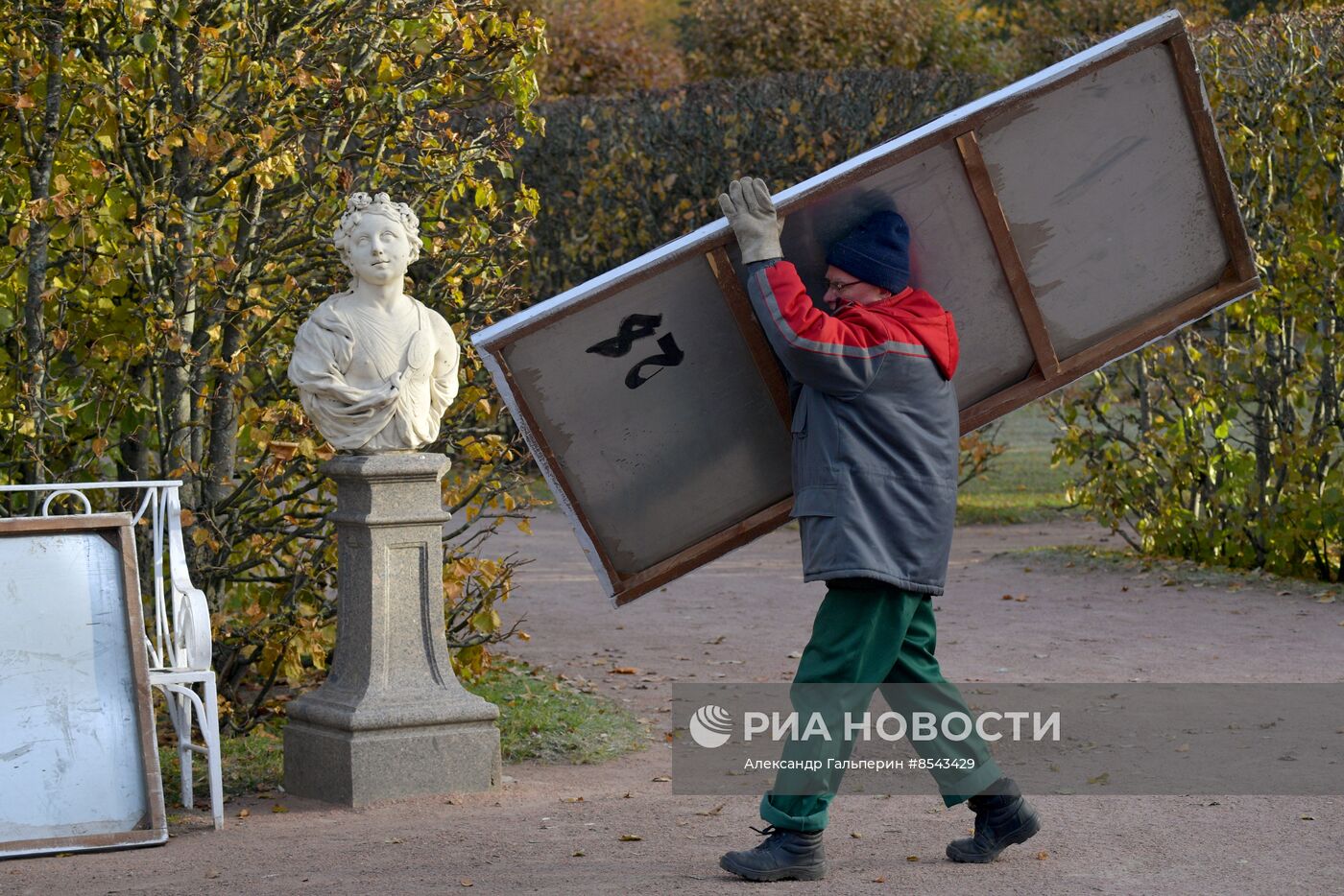 Подготовка к зиме скульптур в парке "Царское село"