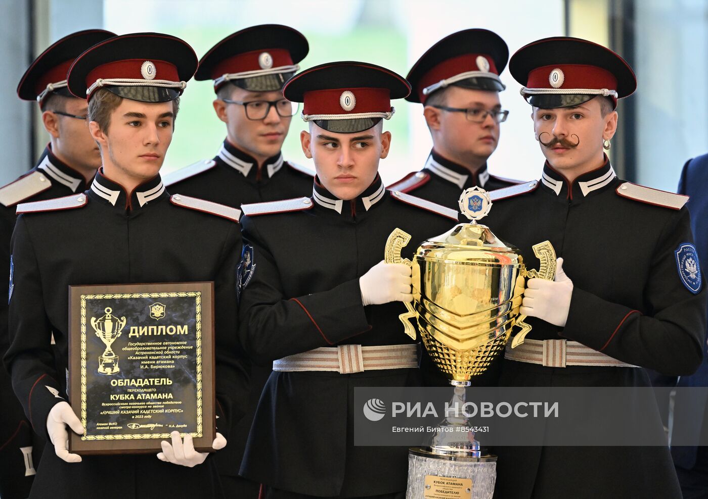 Передача переходящего знамени президента РФ Казачьему кадетскому корпусу имени атамана И. А. Бирюкова