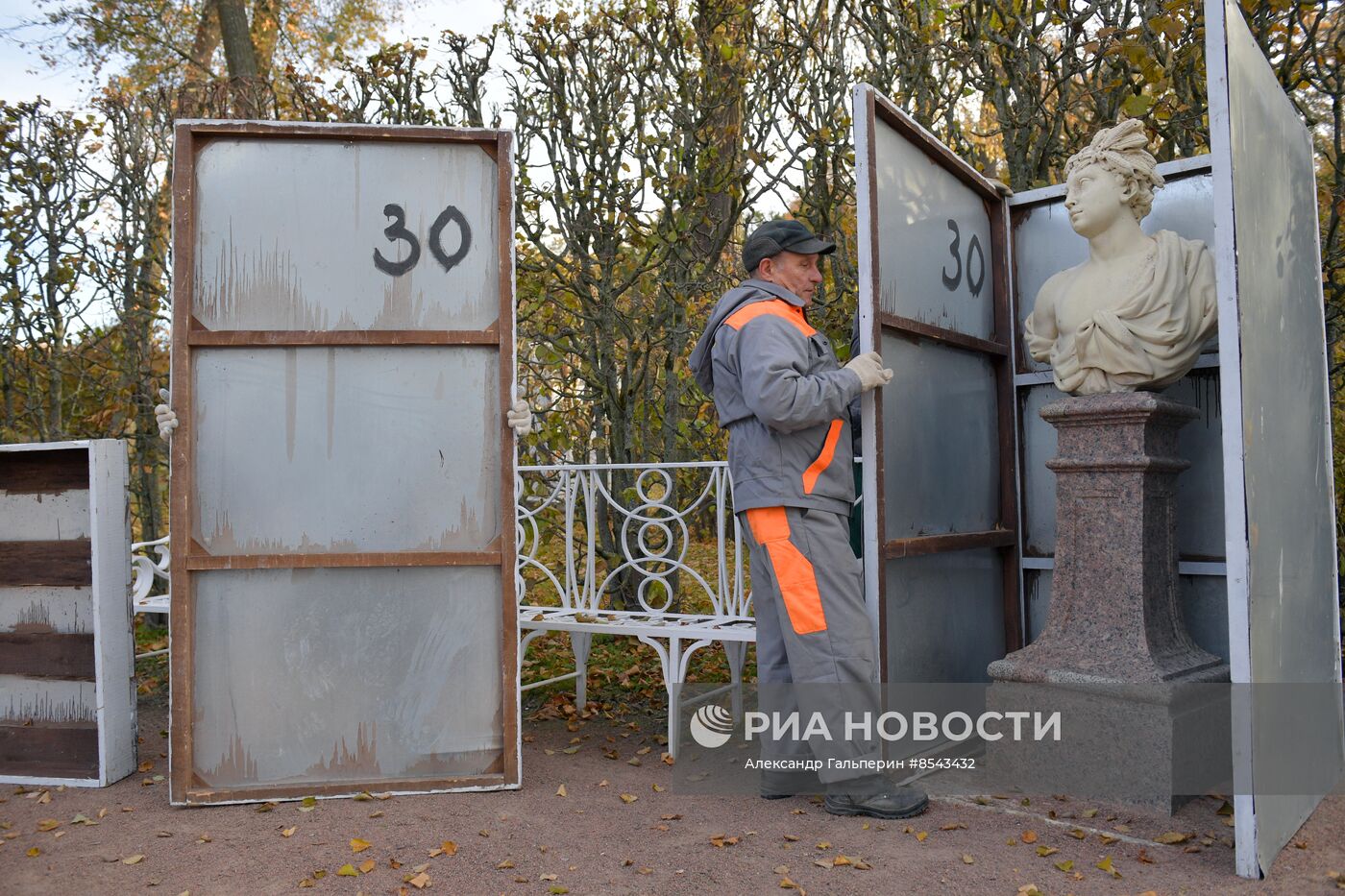 Подготовка к зиме скульптур в парке "Царское село"